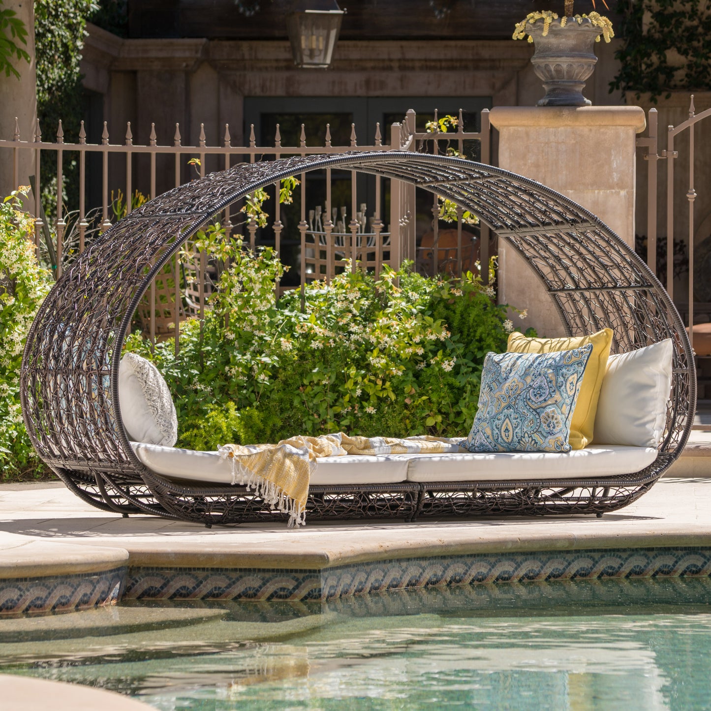Abigal Outdoor Wicker Daybed with Cushion