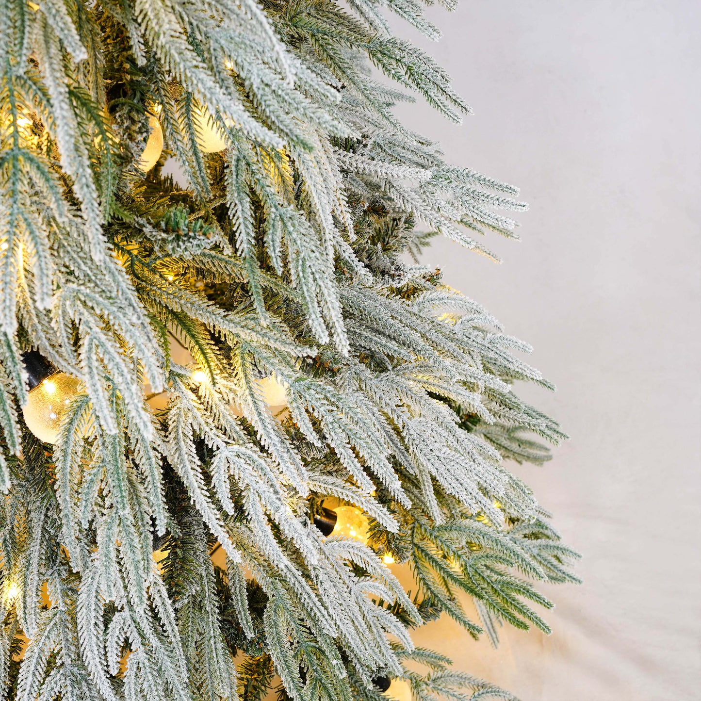 Stellan 6FT Pre-Lit Spruce Snow Flocked Christmas Tree, Artificial Hinged Xmas Tree with LED Lights, Holiday Office Home Décor