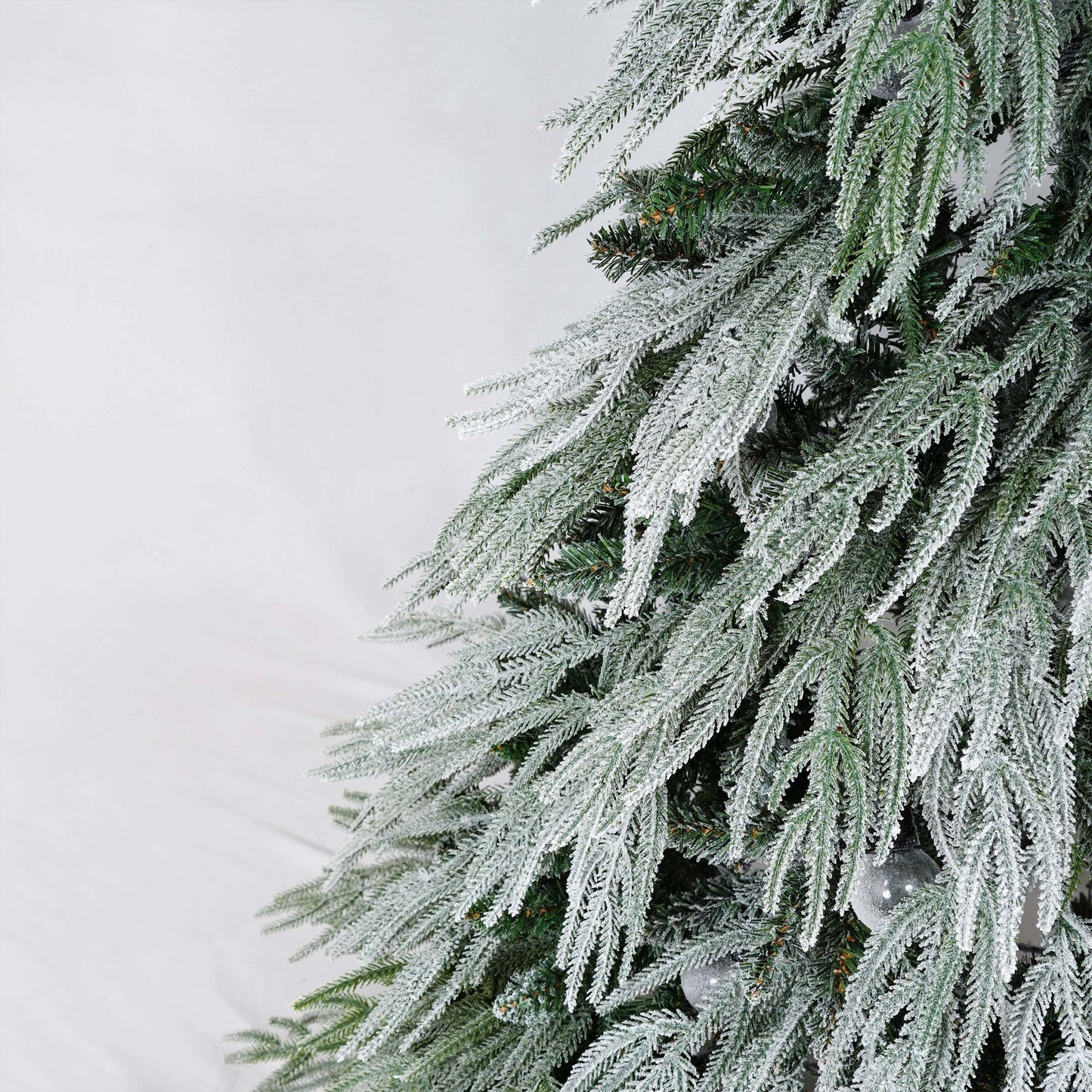 Stellan 5FT Pre-Lit Spruce Snow Flocked Christmas Tree, Artificial Hinged Xmas Tree with LED Lights, Holiday Office Home Décor