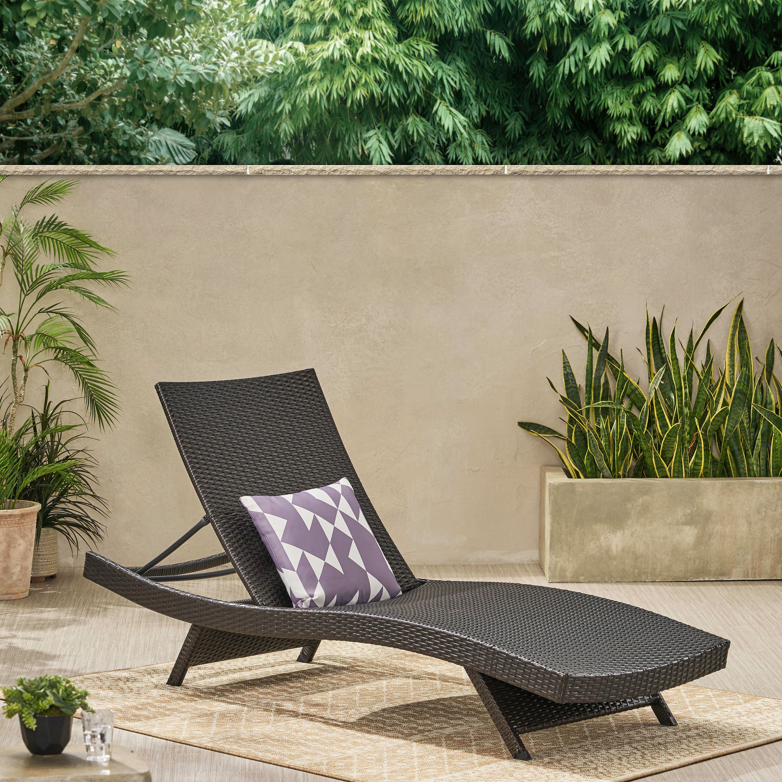 Curved chaise 2024 lounge chair