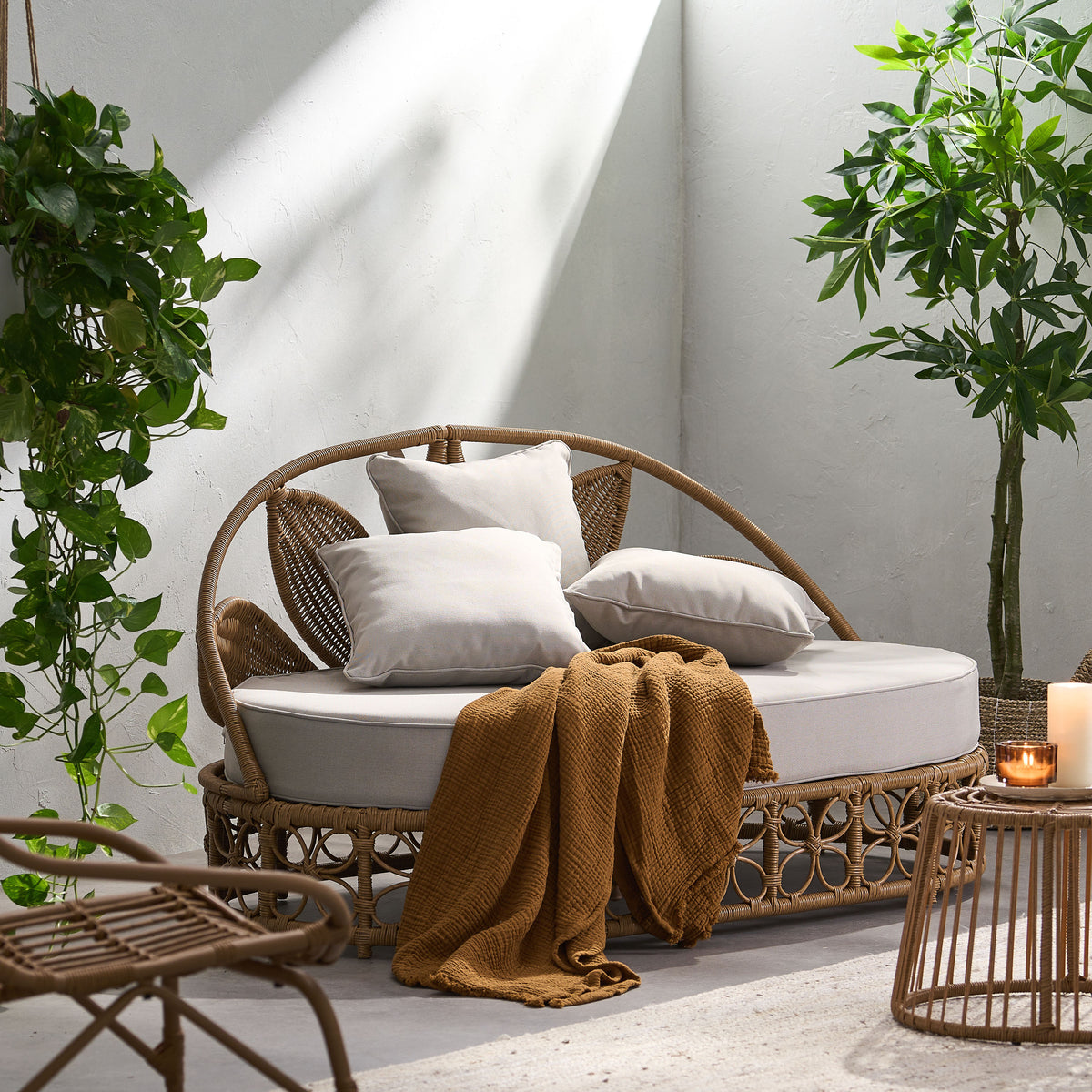 Outdoor Light Rattan Daybed Homan Outdoor Wicker Daybed with Pillows, Light Brown and Beige – GDFStudio