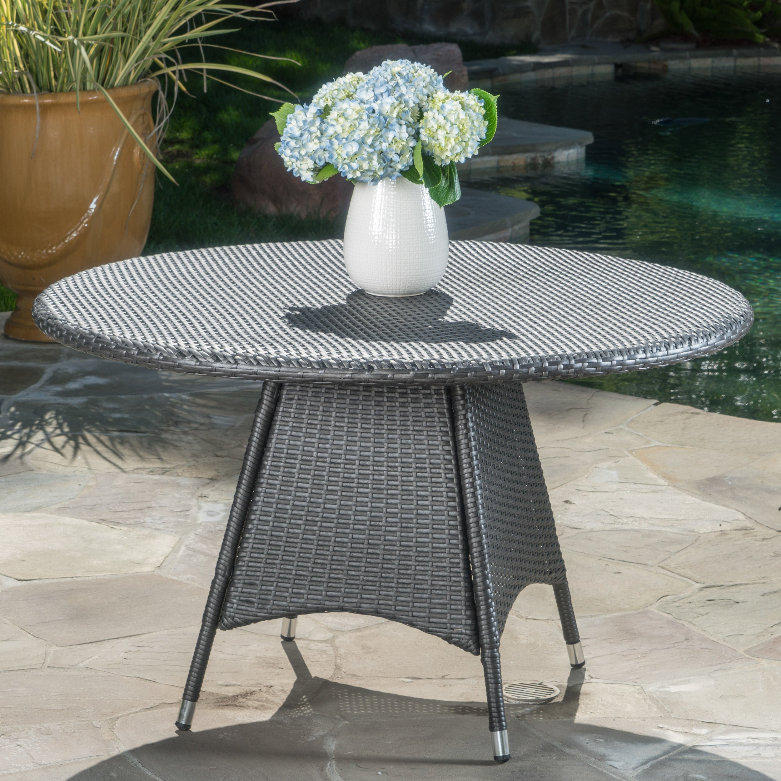 Wicker round best sale outdoor table