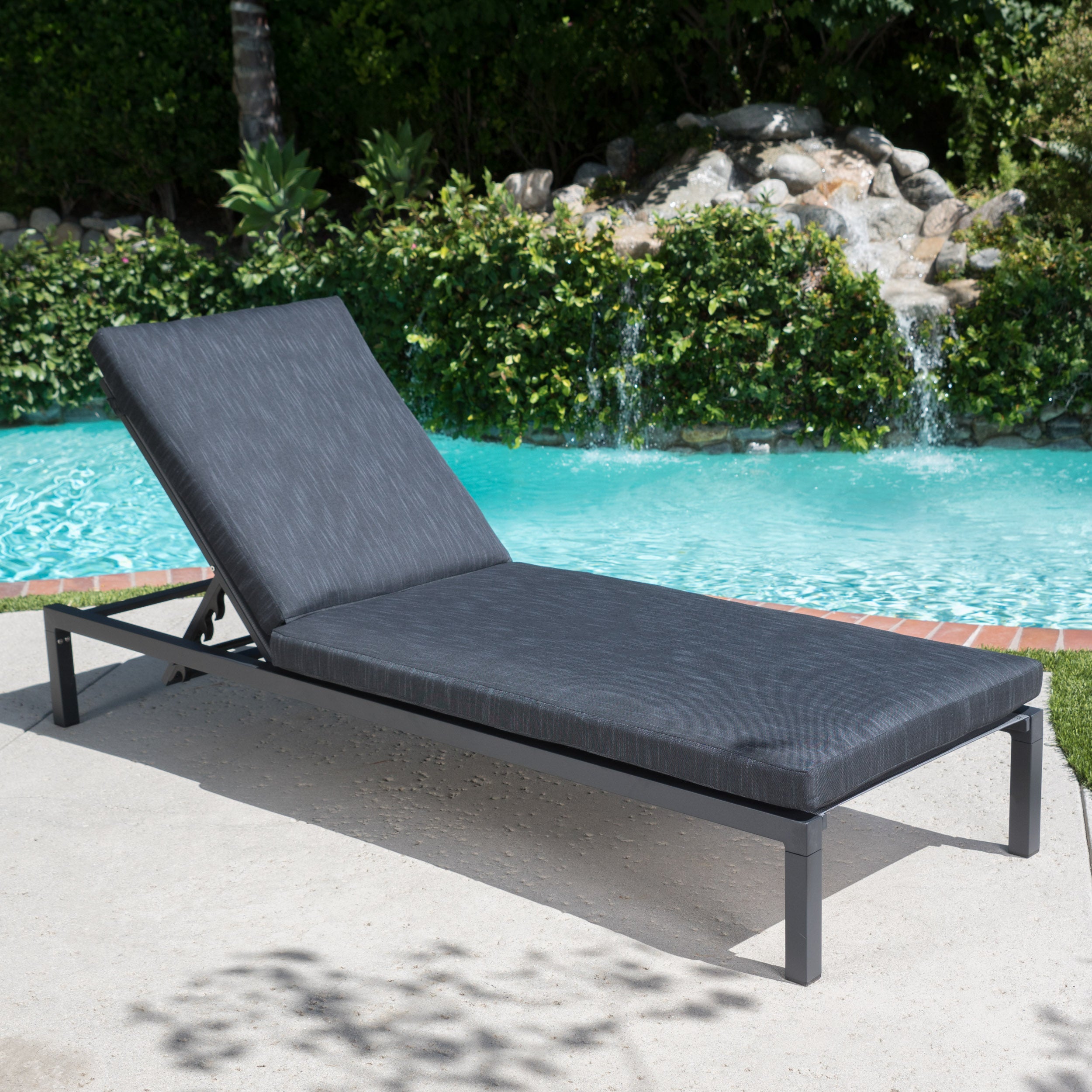 Black aluminum best sale outdoor chaise lounge