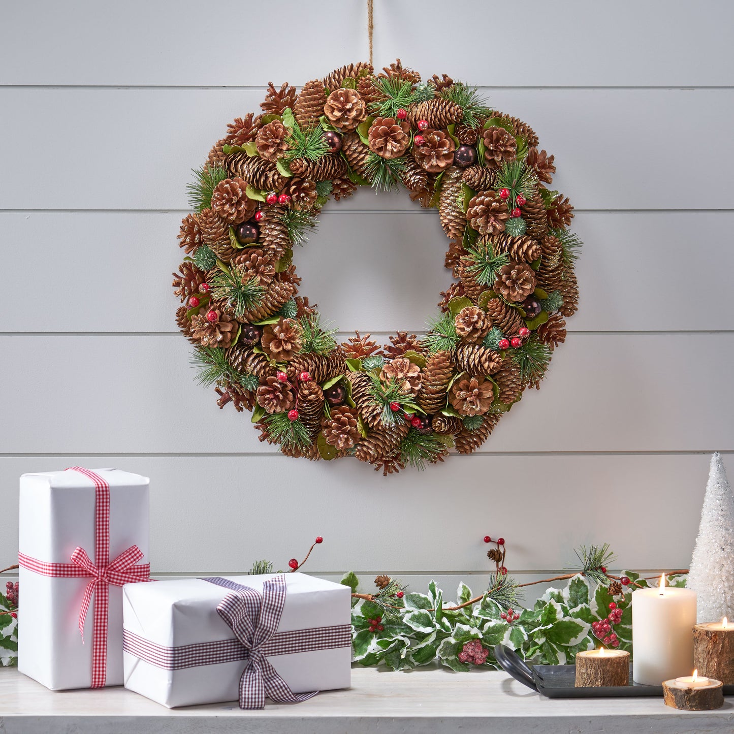 18.5 Inch Artificial Pinecone and Glitter Christmas Wreath