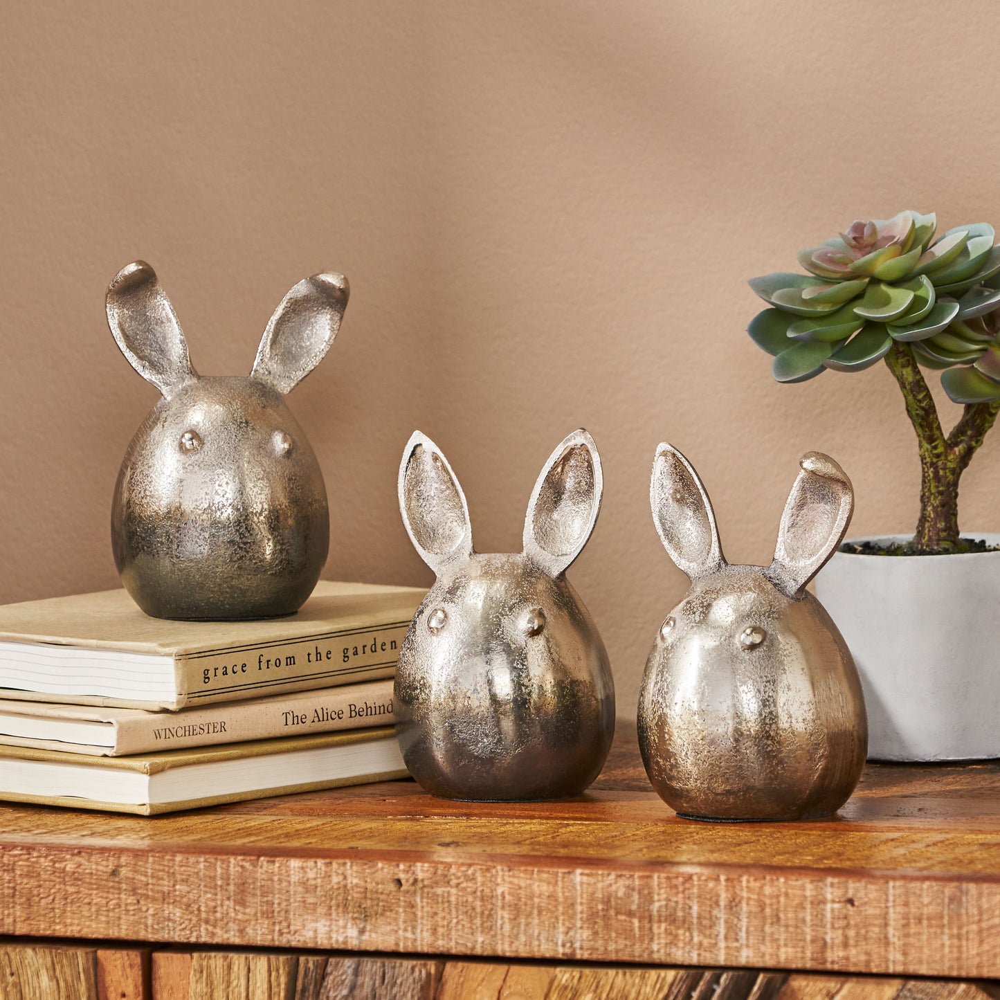 Dola Handcrafted Aluminum Bunny Figurines (Set of 3), Pewter